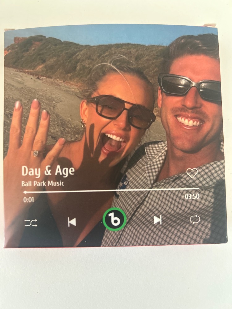 Ímã com foto de casal e player de música impresso