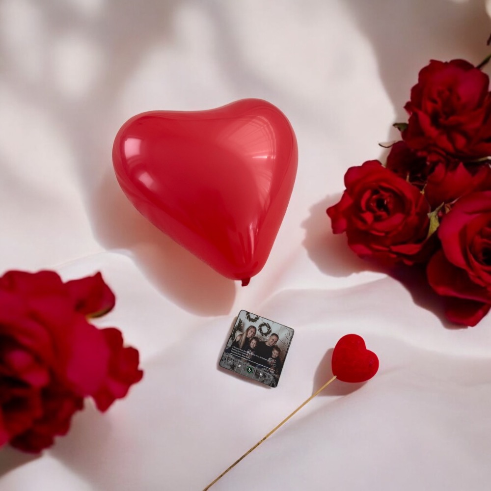 Ímã musical em cenário romântico com rosas e balão de coração