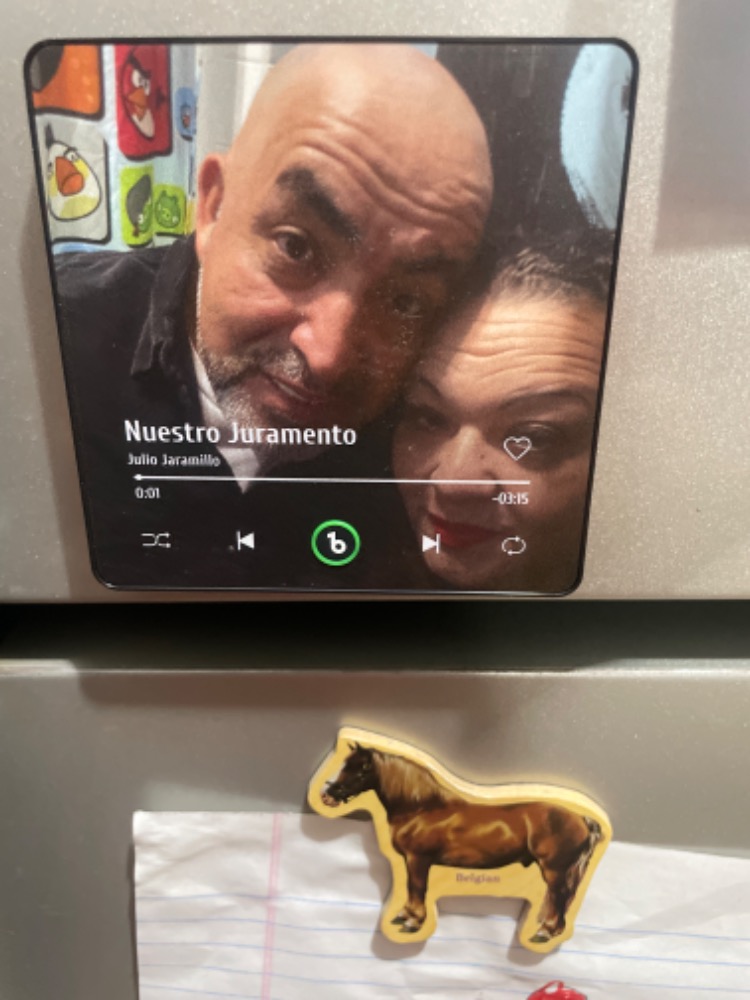 Ímã musical com foto de casal na geladeira